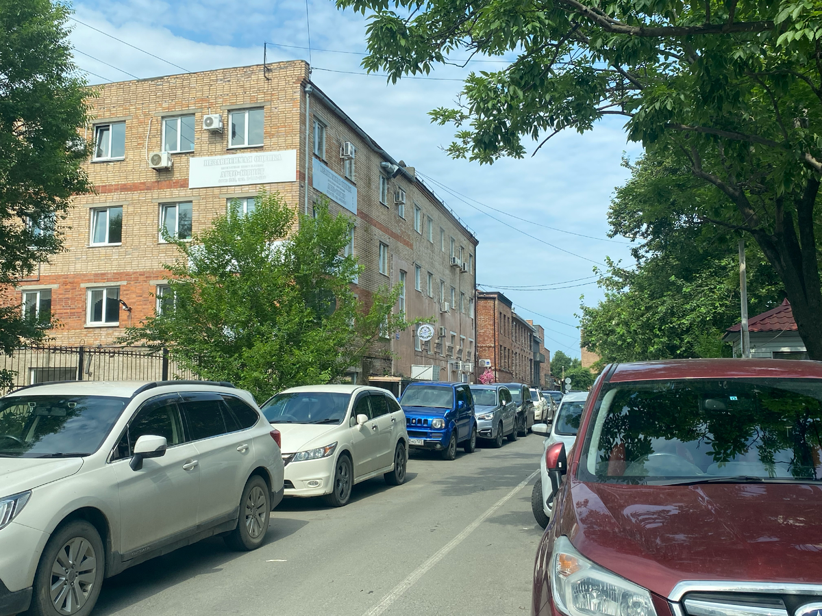 Негде же парковаться, так давайте парковаться так, как нельзя ;) вроде как мы вынуждены, других вариантов нет