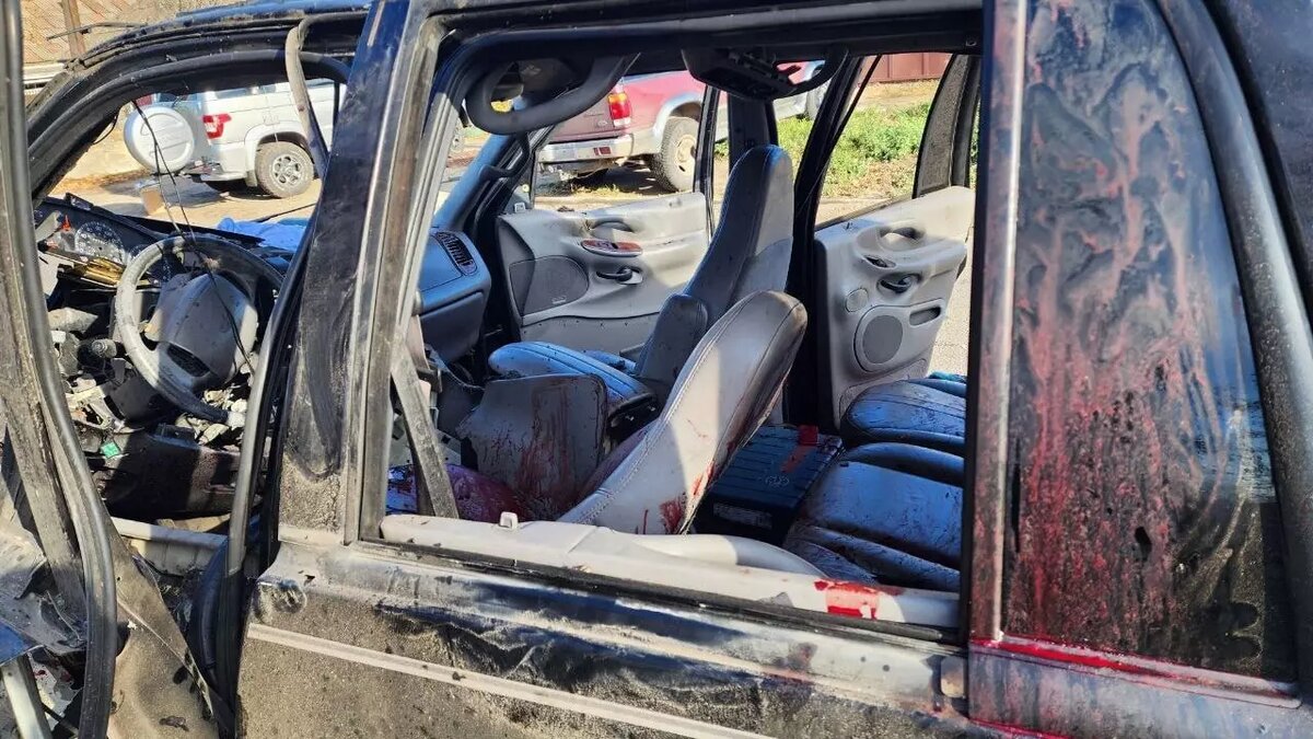     В Луганске взорвали автомобиль экс-начальника управления Народной милиции ЛНР Михаила Филипоненко. Он не выжил. Это уже повторное покушение на Филипоненко с 2022 года.