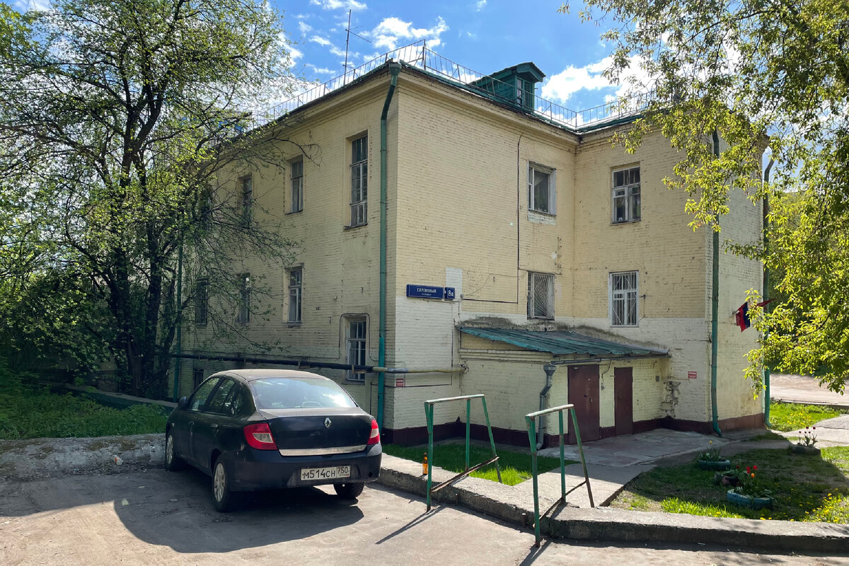 Сиреневый бульвар, 8Б. Вид с северо-востока. 