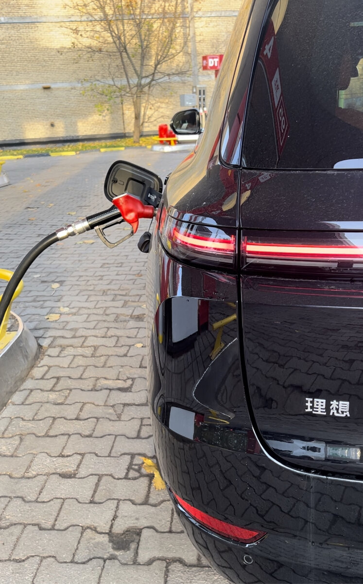 Автомобиль Li Xiang  ( последовательный гибрид): слева бензобак, справа порт для зарядки.