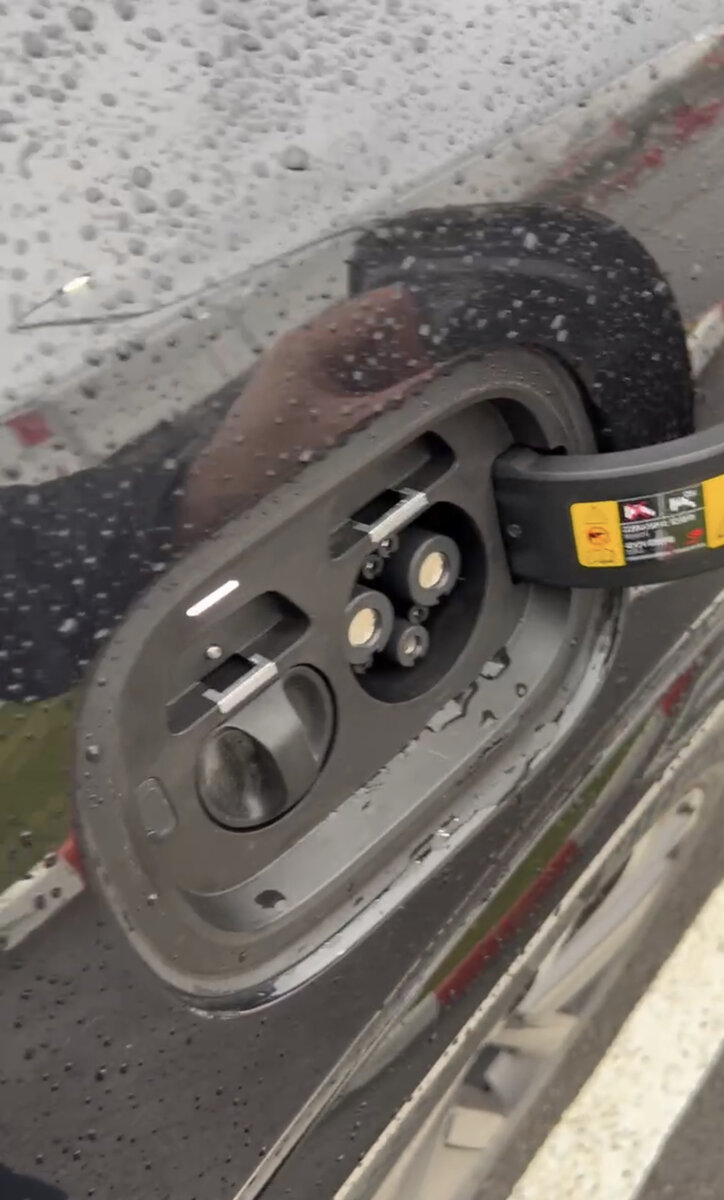 Автомобиль Li Xiang  ( последовательный гибрид): слева бензобак, справа порт для зарядки.