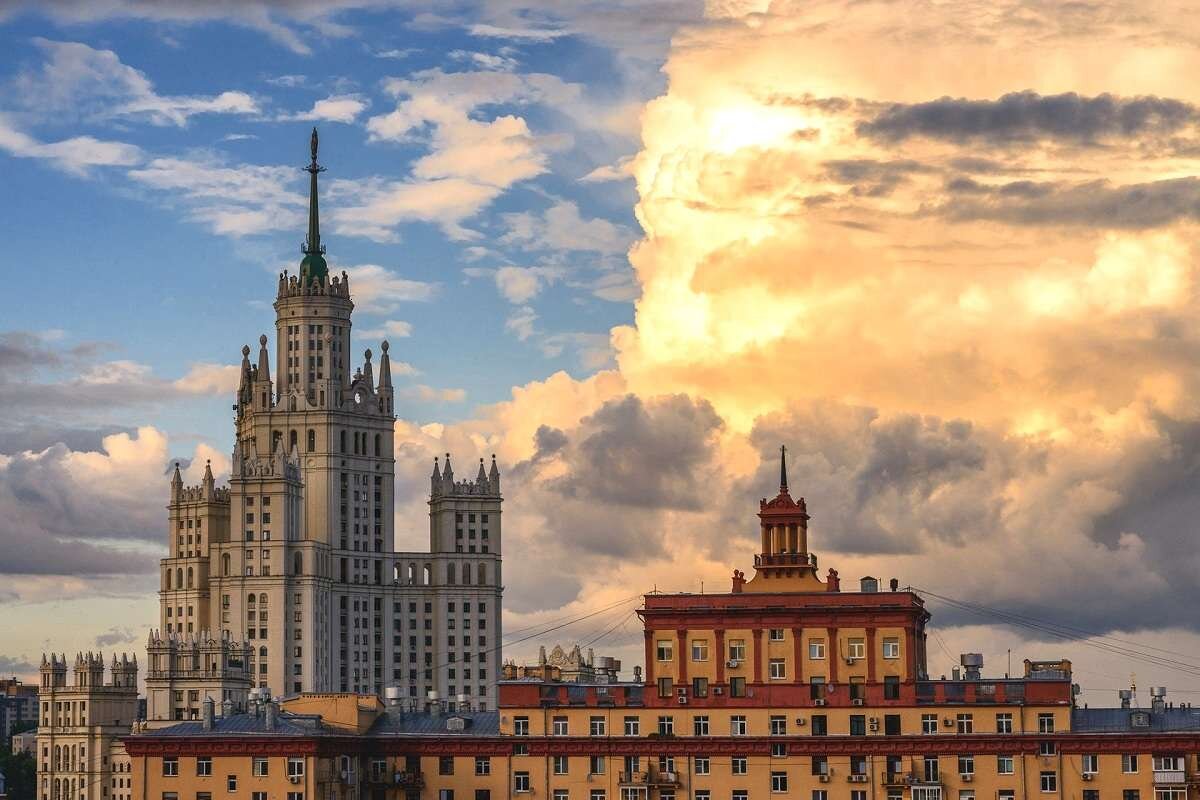 Московская архитектура. Чечулин сталинская высотка. Сталинский Ампир высотки. Дом на Котельнической набережной и МГУ. Семь сестер Москвы сталинские высотки.