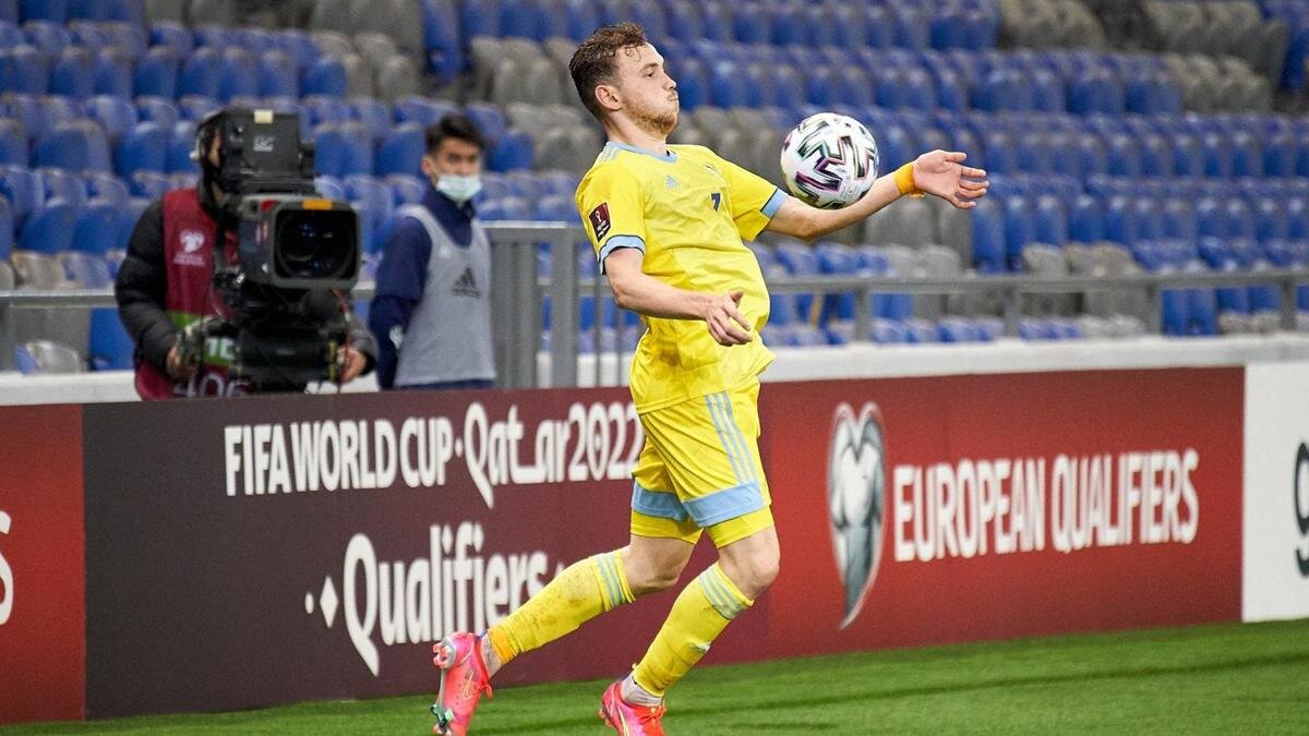    Руслан Валиуллин принимает мяч:Казахстанская федерация футбола