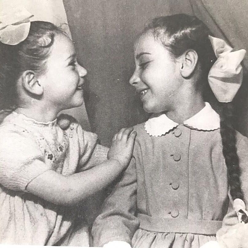 Маленькая Алла Вербер с сестрой.