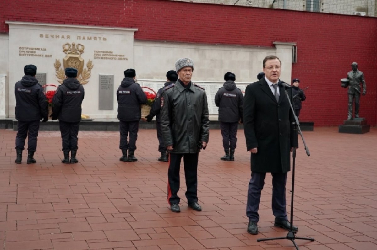    Дмитрий Азаров почтил память погибших сотрудников ОВД в Самаре