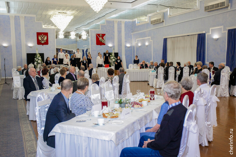    Чествование прошло во Дворце металлургов. Поздравления принимали пары, которые прожили вместе 50, 55 и 60 лет.