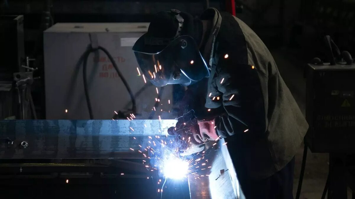     Сварщик. На рынке труда это сегодня самая востребованная профессия. Работодатели утверждают, что специалистов не найти. И дело даже не в зарплатах — за работу у станка предлагают и по 200 тысяч рублей. Почему это не помогает — в материале «Новых Известий».