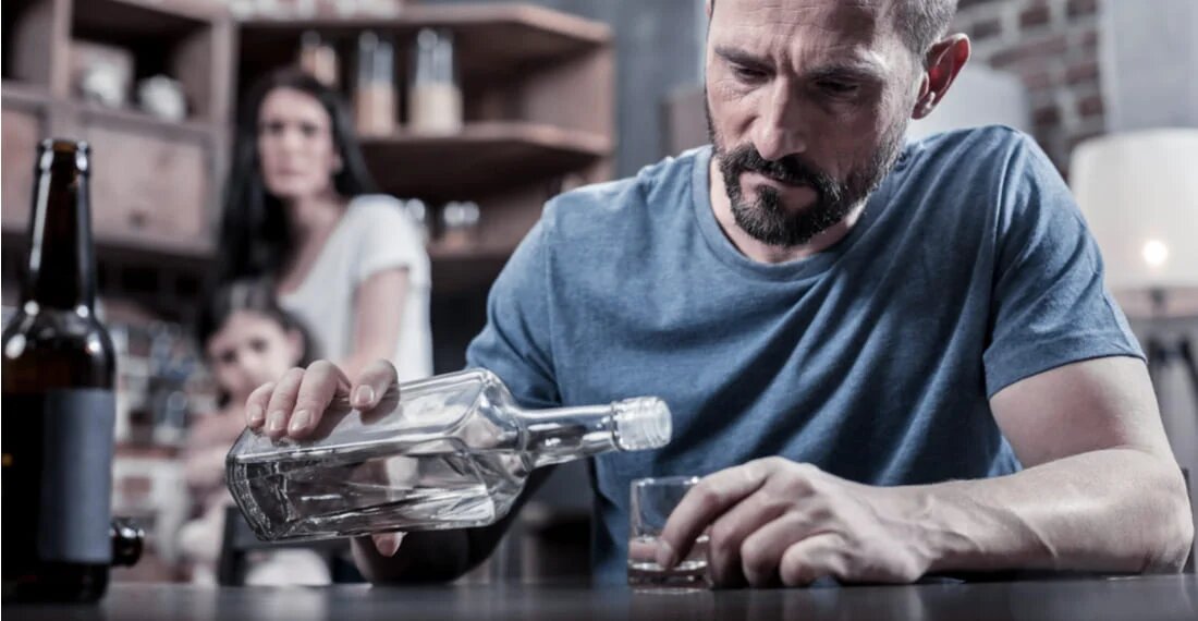 Алкоголизм сегодня считается одной из распространённых проблем. Если ранее от неё страдали только мужчины, то сегодня проблема часто выявляется у женщин и даже подростков.