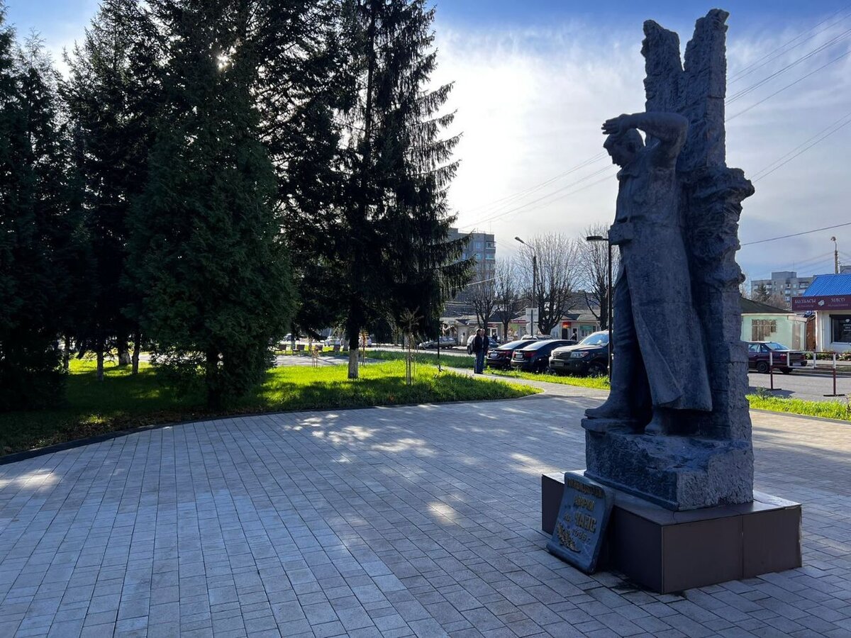    Губернатор Курской области осмотрел аллею Варичева в Железногорске