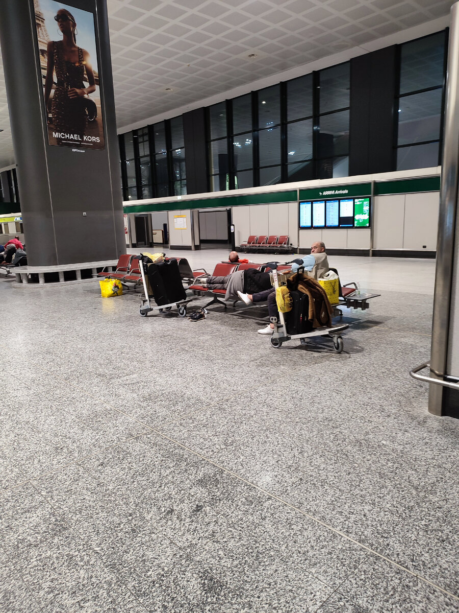 Кто как может, так и устраивается на ночевку