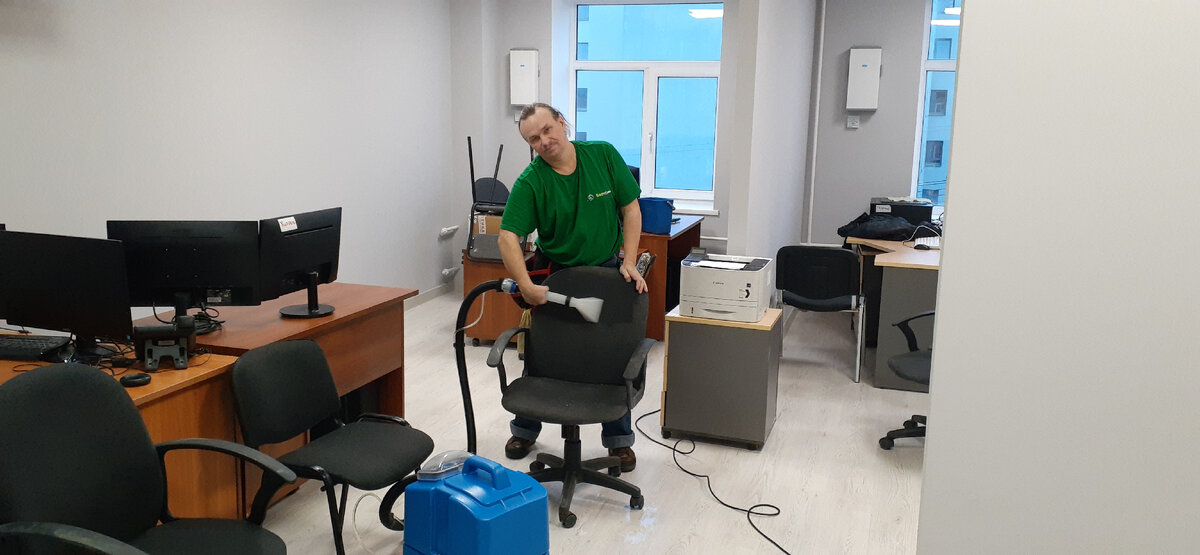 Мастер чистит компьютерное кресло. Рабочий процесс