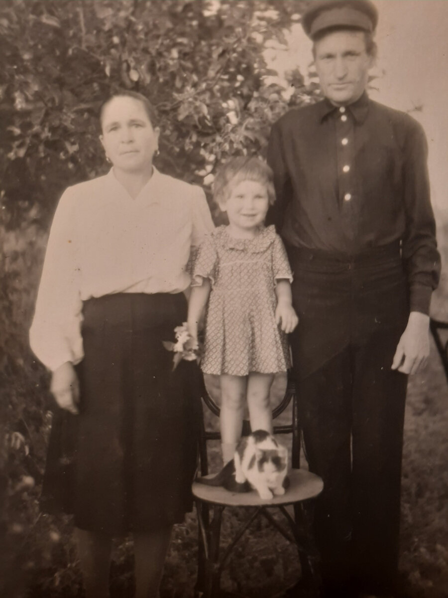 Дедушка с бабушкой с моей мамой (фото из семейного архива).