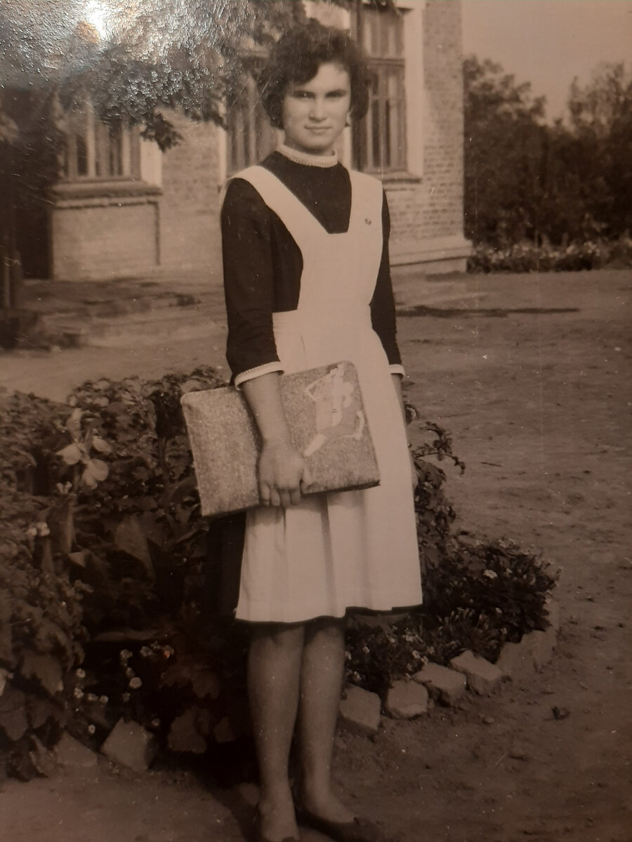 Мама-школьница (фото из семейного архива).