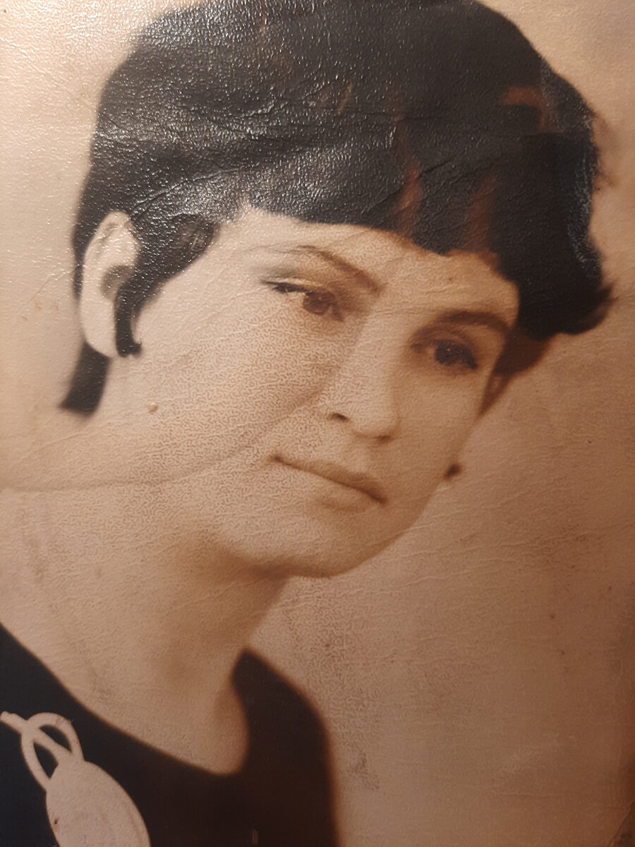 Мама перед замужеством (фото из семейного архива).