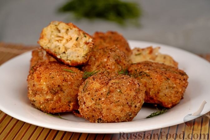 рис круглозёрный, корень сельдерея, яйца, зелень укропа, соль, перец чёрный молотый, масло растительное, панировочные сухари