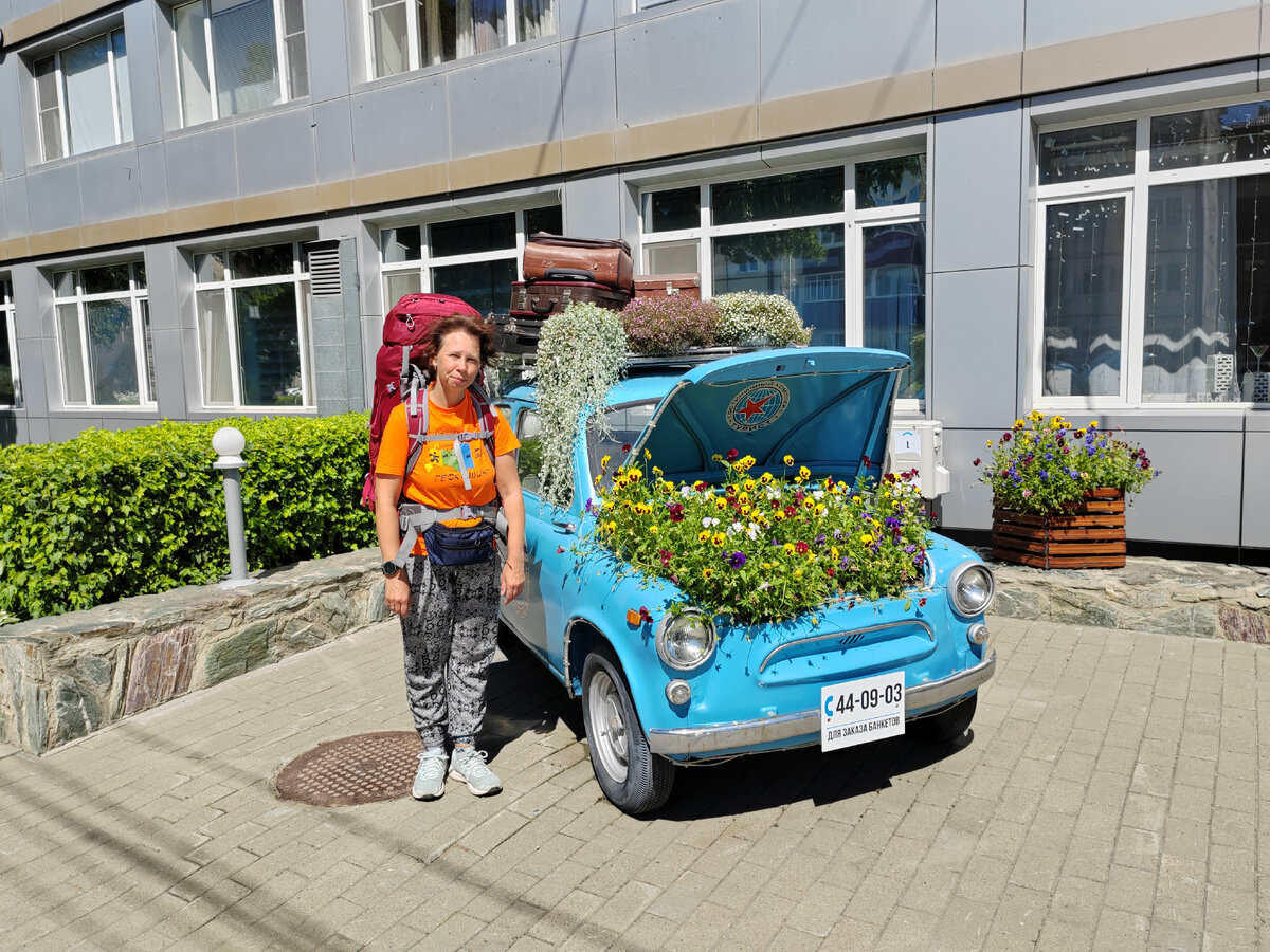 Около гостиницы Турист