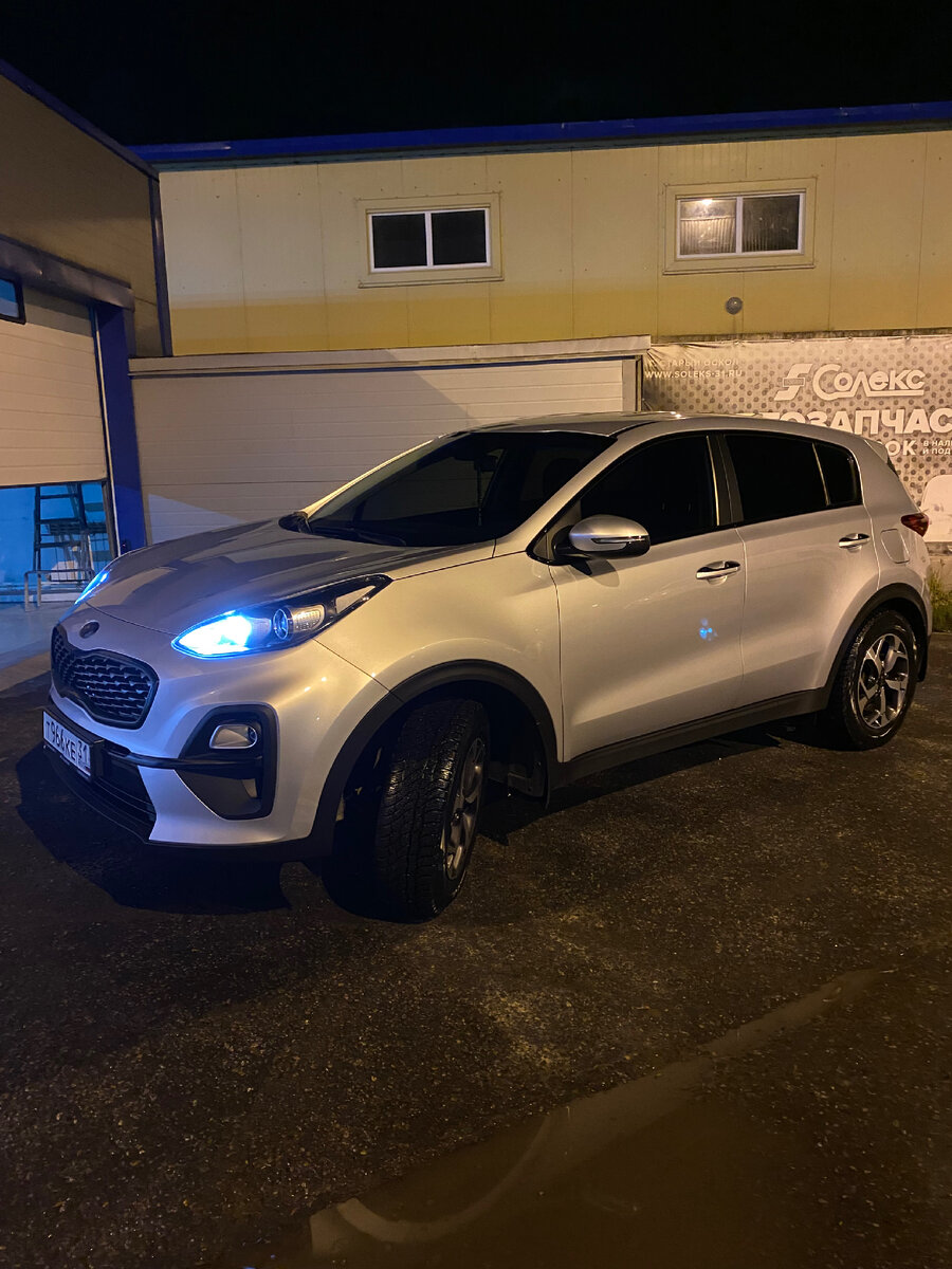  Мойка автомобиля на самообслуживании: удобство и экономия

В современном мире автомобиль является неотъемлемой частью нашей жизни. Забота о своем автомобиле - это не только поддержание его внешнего вида, но и сохранение его технических характеристик на высоком уровне. Одной из основных процедур по уходу за автомобилем является мойка. В настоящее время все больше автовладельцев предпочитают мойку на самообслуживании, и это неудивительно, ведь она предлагает удобство и экономию.

Мойка автомобиля на самообслуживании – это специализированный комплекс, предоставляющий услуги по мойке и чистке автомобилей. Основным преимуществом таких станций является возможность самостоятельно управлять процессом мойки и ее длительностью. Автовладельцы не тратят время на ожидание в очереди, так как они сами выбирают время для мойки. Кроме того, такие станции работают круглосуточно, что позволяет осуществлять мойку в удобное для себя время.

Еще одним важным преимуществом мойки на самообслуживании является экономия средств и ресурсов. В процессе мойки можно самостоятельно контролировать расход воды и химических средств. На мойках обычно стоят счетчики, которые позволяют узнать точное количество использованной воды и оплатить только за необходимое количество. Это позволяет существенно сэкономить на мойке автомобиля в сравнении с обычными автомойками, где операторы моют машину и оплата идет за всю процедуру, независимо от реально использованного объема ресурсов.

На мойках самообслуживания обычно есть несколько видов станций: мытье кузова, мытье колес, омыватель для ковров и сидений, воскование и сушка. Поэтому автовладелец может выбрать только те услуги, которые необходимы для его автомобиля. Кроме того, использование собственных инструментов и материалов делает мойку более безопасной для автомобиля. Автовладелец может быть уверен, что используемые материалы и кисти чистые и не повредят поверхность автомобиля.

Как и любая другая услуга, мойка автомобиля на самообслуживании имеет свои недостатки. Некоторые автовладельцы могут испытывать некоторые трудности при подключении шланга к водопроводу или выборе необходимого режима мойки. Также, несмотря на то что в ближайшей доступности могут находиться станции самообслуживания, они могут быть заняты в пиковые часы. Это может привести к потере времени и неудобствам.

В целом, мойка автомобиля на самообслуживании - это удобная и экономичная опция для автовладельцев. Она позволяет сохранять качество мойки и бережно относиться к своему автомобилю, при этом не требуя больших затрат времени и денег. Поэтому, если вы цените свое время и средства, стоит попробовать данную услугу и убедиться в ее преимуществах.