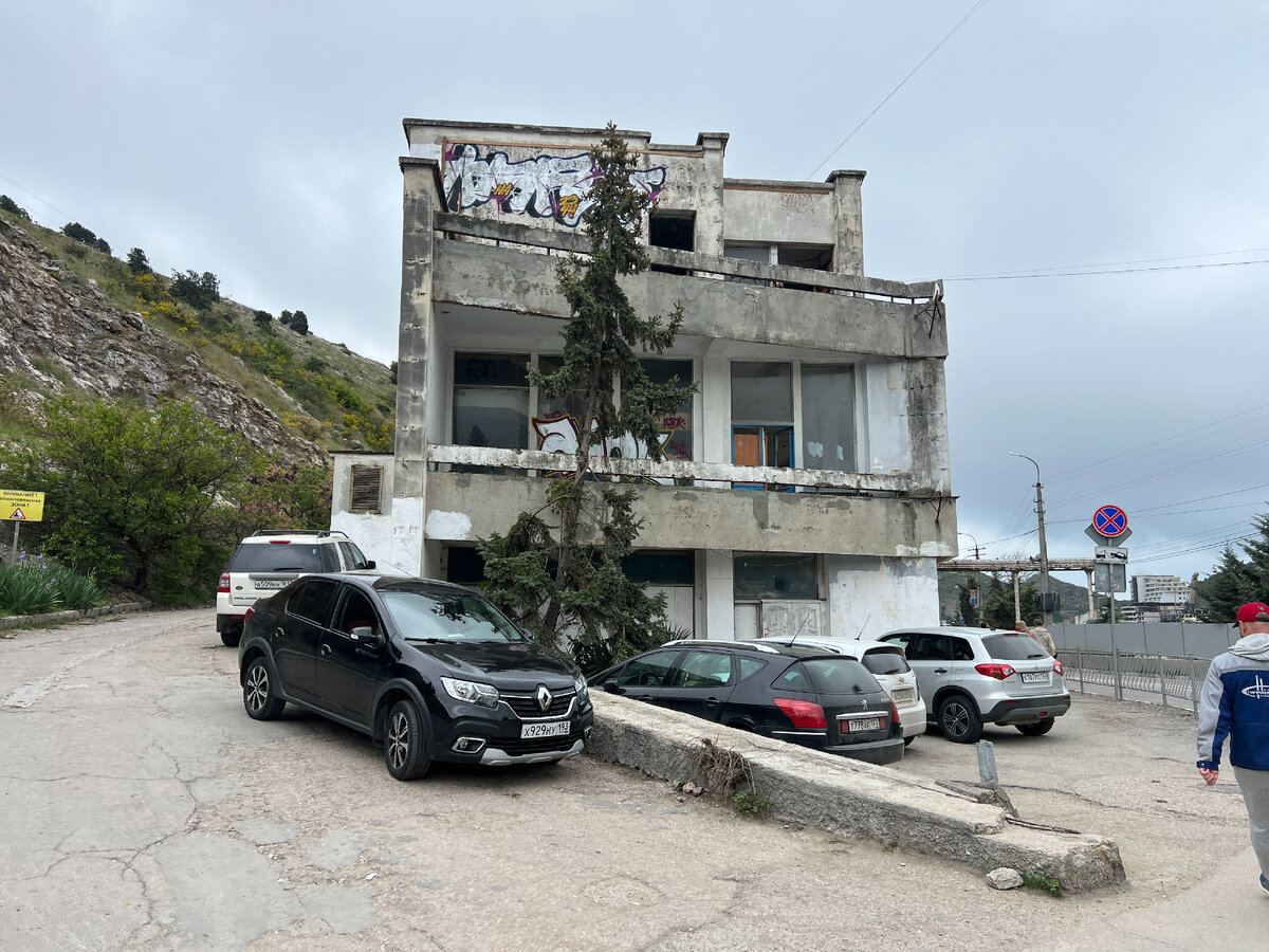 Одно из мест для парковки для понимания. В начале  бухты здание  заброшенной столовой. Кстати очень хорошая была столовая. Антураж был в стиле  СССР годов 80х.