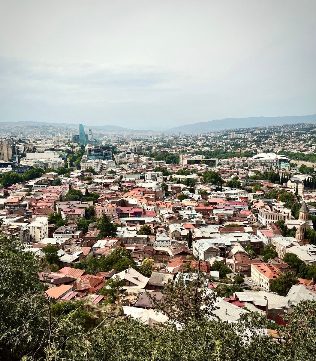 Вид с горы Мтацминда на Тбилиси.