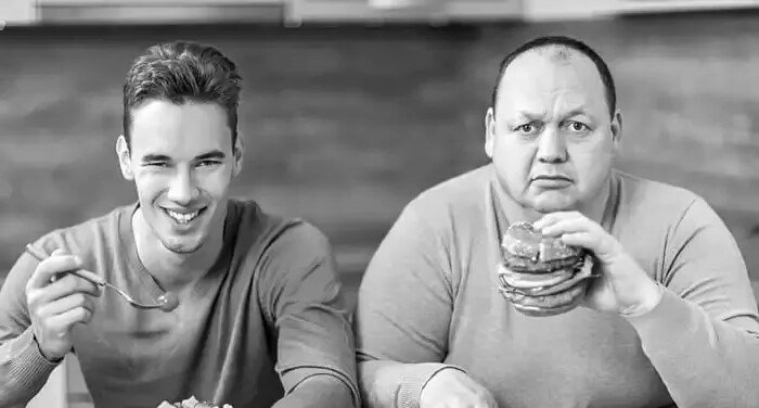 Чтобы избавиться от живота углеводов нужно есть меньше, а жиров, больше