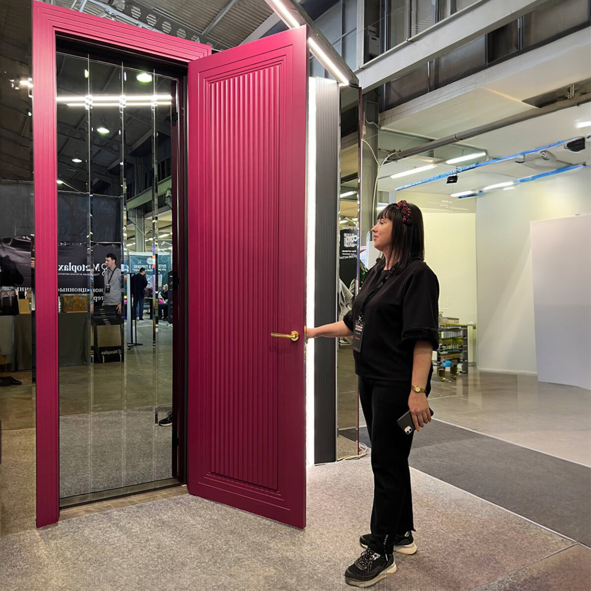 Дверь в цвете Viva Magenta — официальном цвете 2023 года по версии Pantone