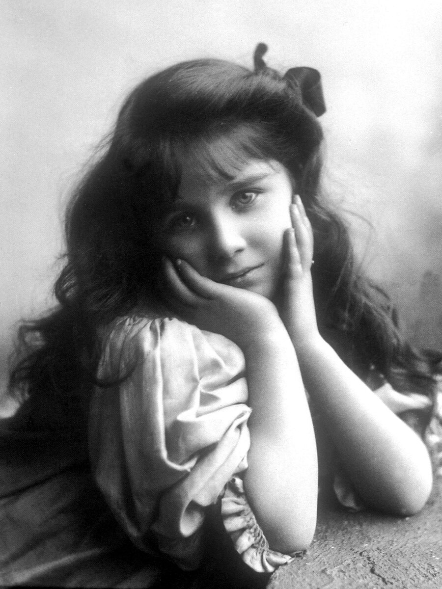 Детская фотография семилетней Елизаветы авторства Риты Мартин, 1907