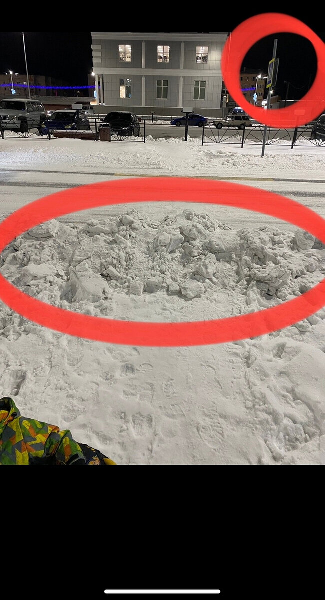    Пешеходный переход в Лабытнанги перекрыт горой снега