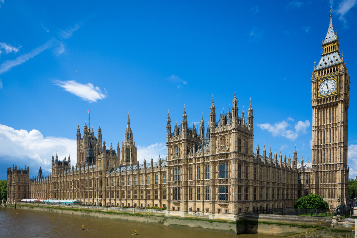 Westminster palace parliament. Вестминстерский дворец Великобритания. Вестминстерский дворец в Лондоне фото. Вестминстерское аббатство парламент. Вестминстерский дворец стиль архитектуры.