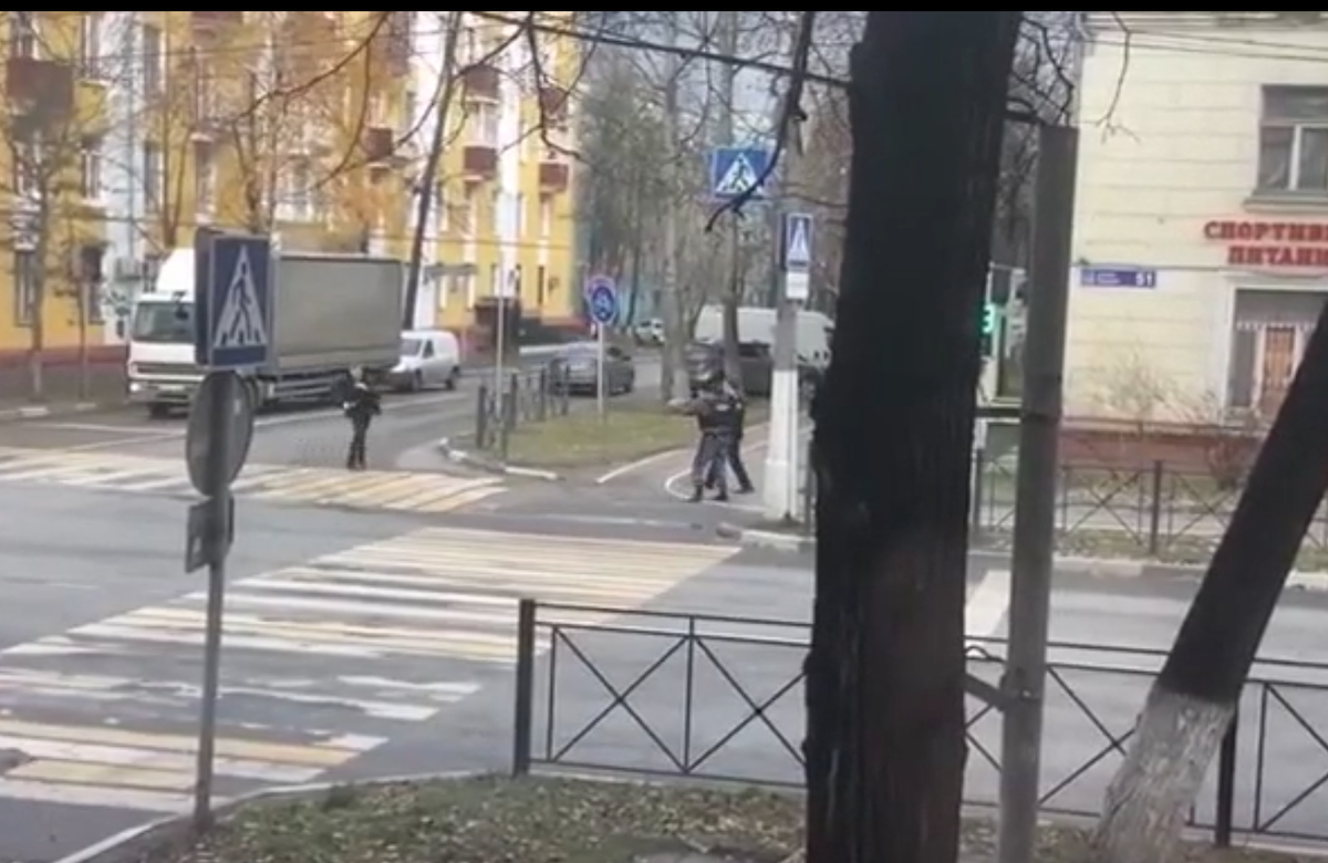 Полицейским пришлось открыть огонь по человеку с мачете в руках
