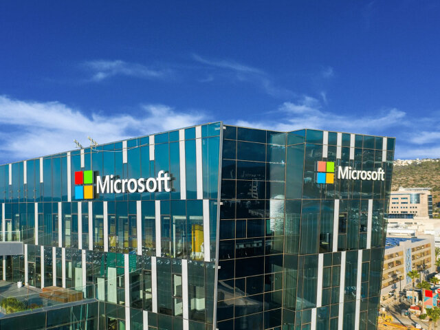 2 место – Microsoft 
Основанная в 1970-х годах, Microsoft также давно стала ключевым игроком IT-рынка. Под руководством Билла Гейтса и Пола Аллена компания представила миру Windows и Microsoft Office. Но сфера ее деятельности не ограничивается лишь выпуском ПО. Сегодня Microsoft активно развивает облачные технологии и производит аппаратное оборудование, что позволяет ей оставаться одной из самых крупных и дорогих в мире компаний. По последним данным, рыночная стоимость Microsoft составляет $2,344 трлн.