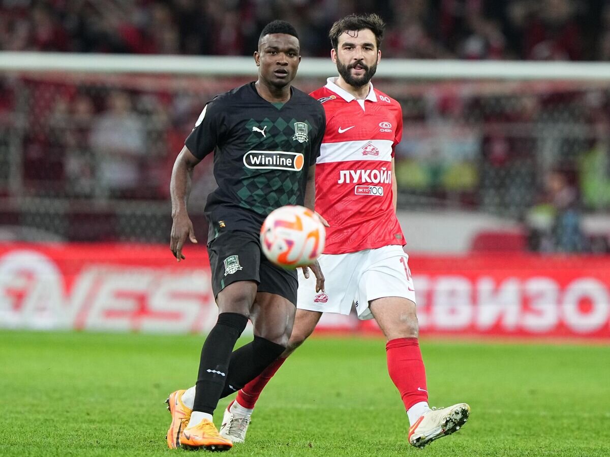    Игрок "Краснодара" Джон Кордоба (слева) и игрок "Спартака" Георгий Джикия© РИА Новости / Александр Вильф