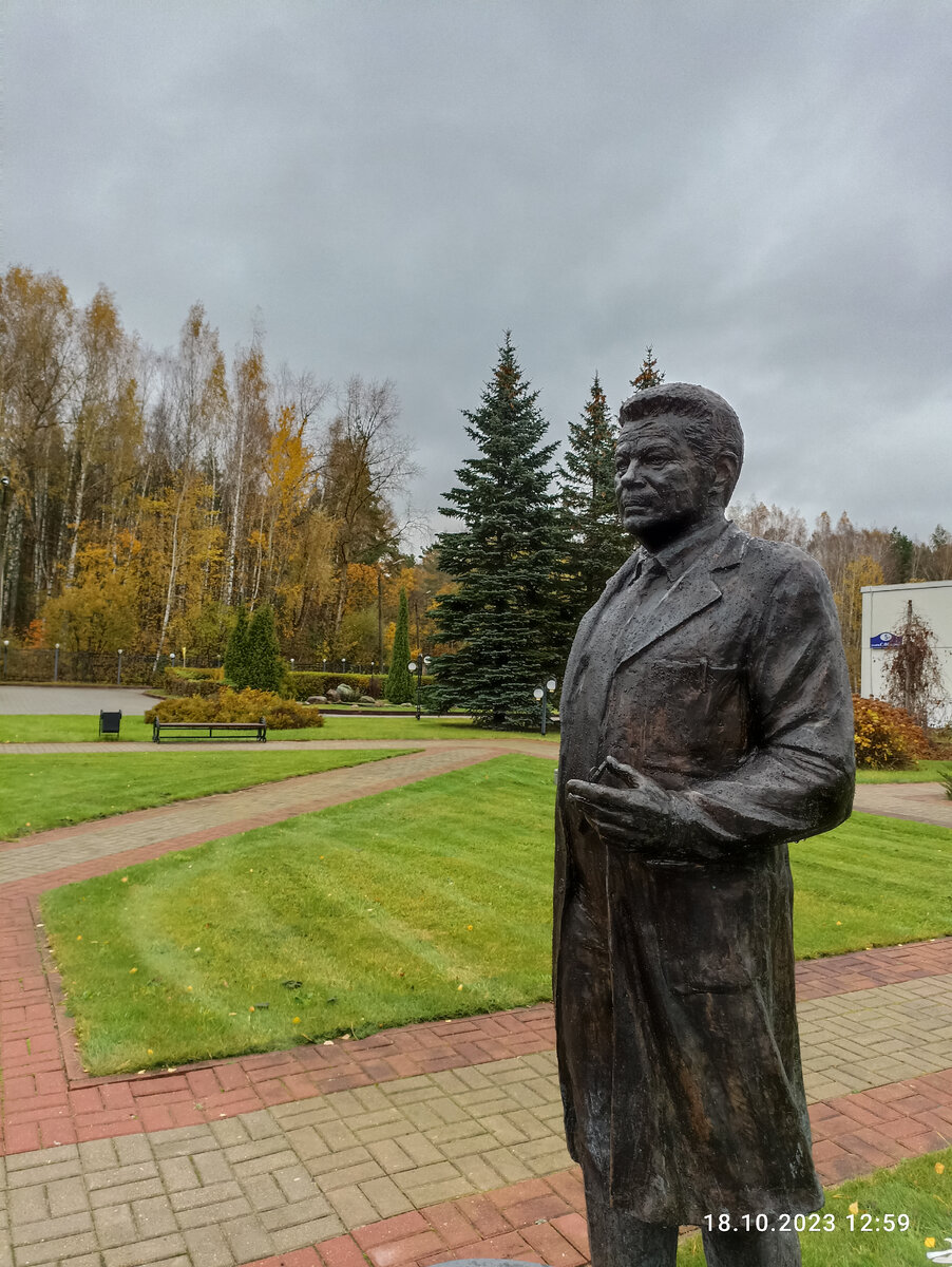 Памятник Святославу Фëдорову на территории МНТК им. Фëдорова.