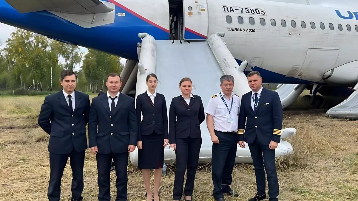     Экипаж того самого самолета авиакомпании «Уральские авиалинии», который в сентябре экстренно приземлился в пшеничном поле под Новосибирском, вернулся к работе. Пока к полетам допустили только бортпроводников. Пилоты все еще отстранены.