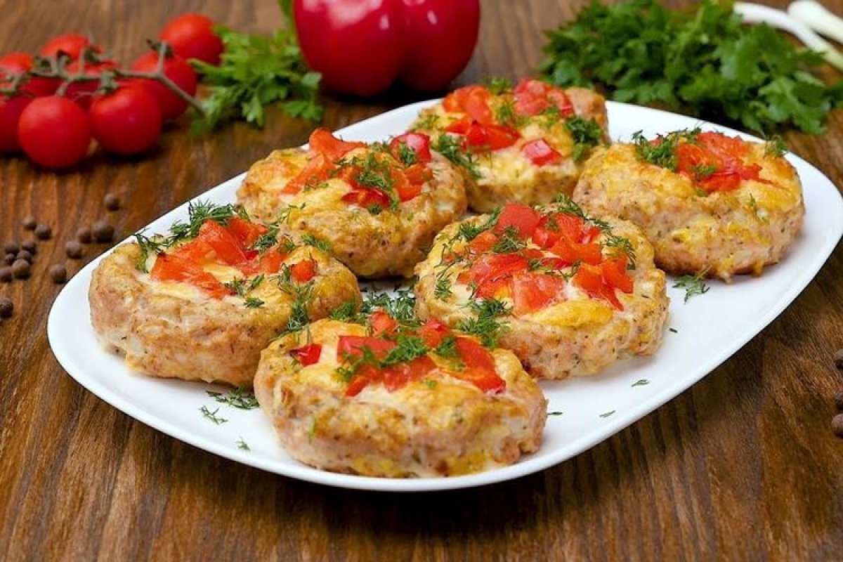 Приготовить из фарша индейки быстро и вкусно. Блюда из куриного фарша. Мясные гнездышки из фарша. Котлеты из фарша в духовке. Куриное гнездо блюдо.