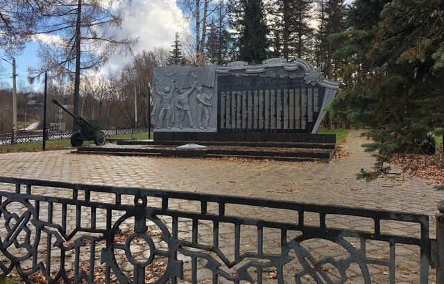    В Наволоках венки с обелиска павшим в войне выбросили на помойку