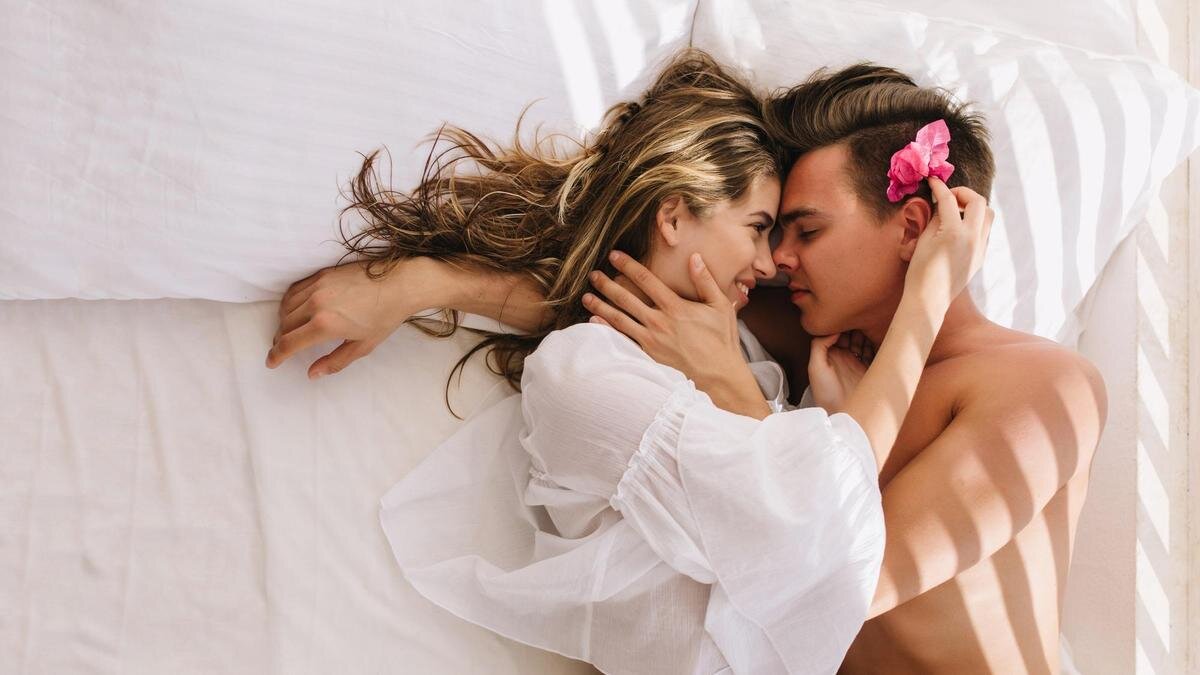    Парень у девушка в постели:Freepik / lookstudio