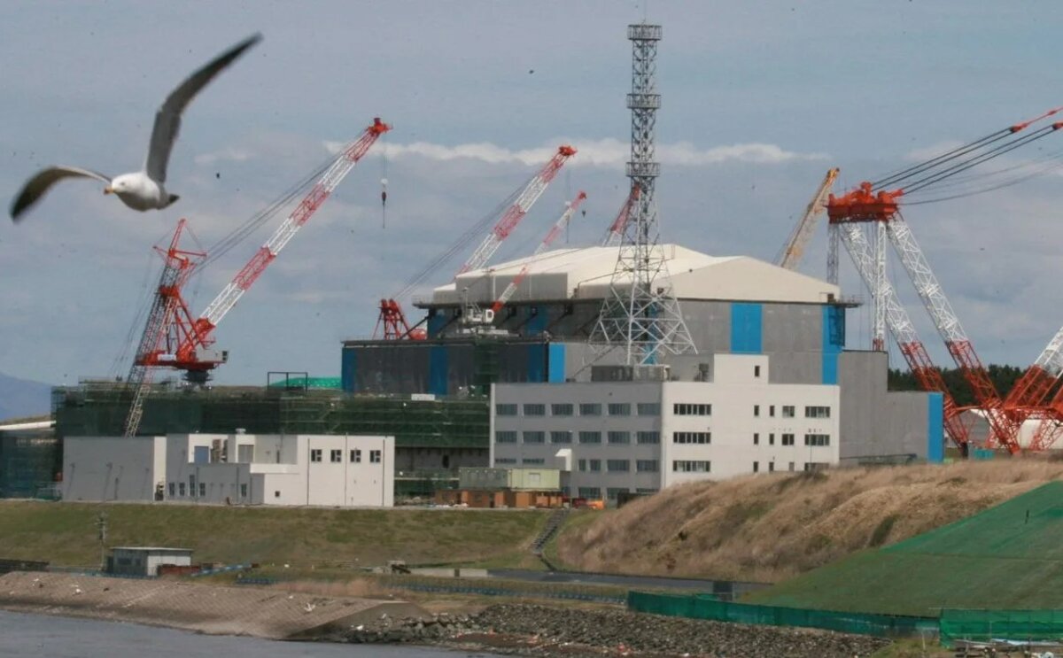 Японская АЭС "Ома", ввод в эксплуатацию которой планируется на 2026 год, должна стать первой в мире традиционной (тепловой) АЭС, предусматривающей 100%-ную эксплуатацию на МОКС-топливе.