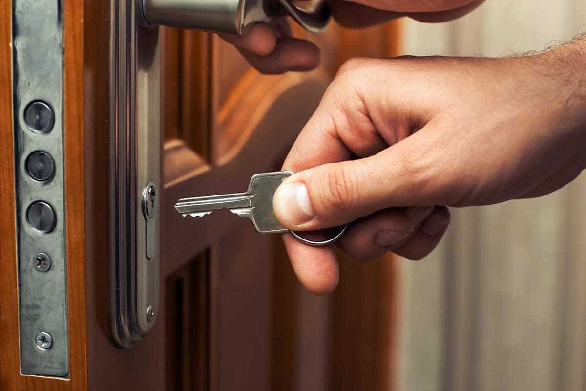 Опасности оставления ключей в замочной скважине на ночь и как ими избежать