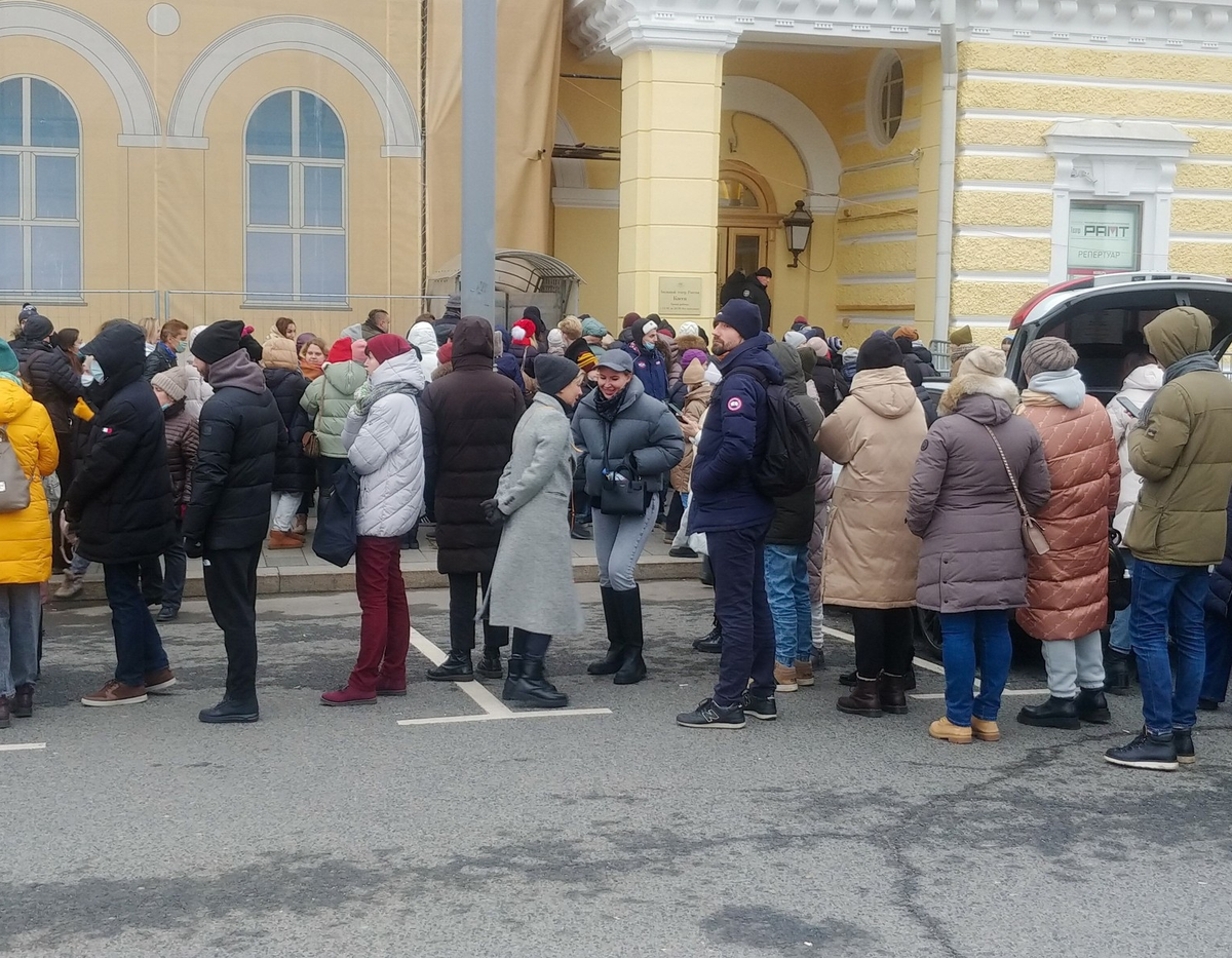 Очередь в театр. Очередь в большой театр на Щелкунчика. Очередь в большой театр. Очередь в кассу большого театра. Очередь за билетами в большой театр на Щелкунчика.