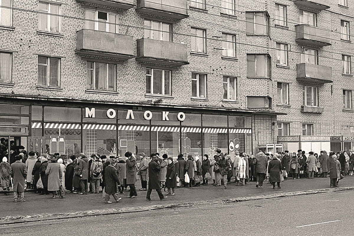 Дефицит перестройка. Очереди в СССР 1980. Очередь в магазин СССР. Очередь за колбасой в СССР. Очереди в СССР 1970-Е.