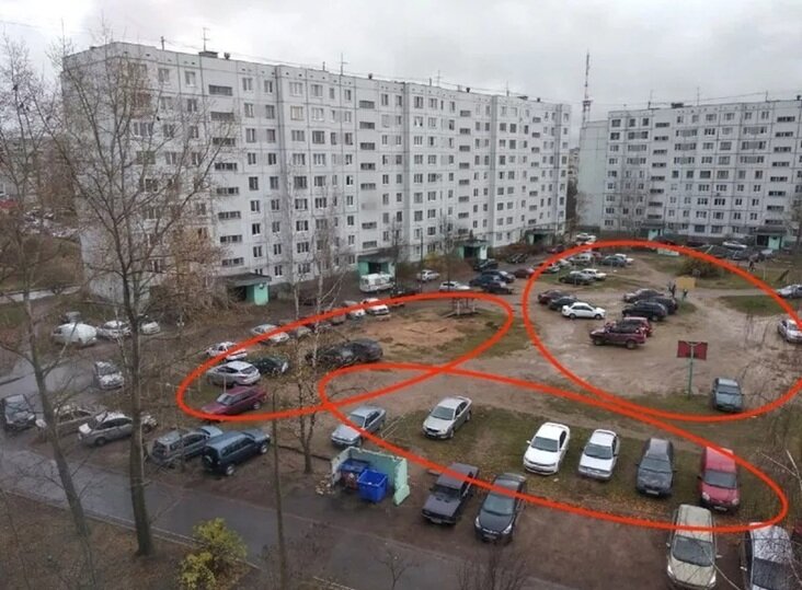     Машины занимают зеленые зоны во дворах / Фото: телеграм-канал "Псковский урбанист"