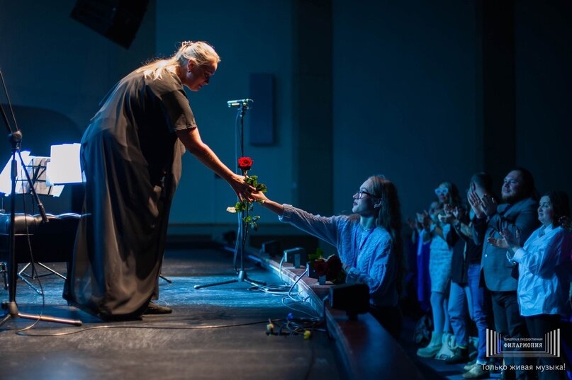 Одежда гитариста. Реверс в музыке. Подростки в музыкальной школе. Подростки и музыка. Alexander lay-far.