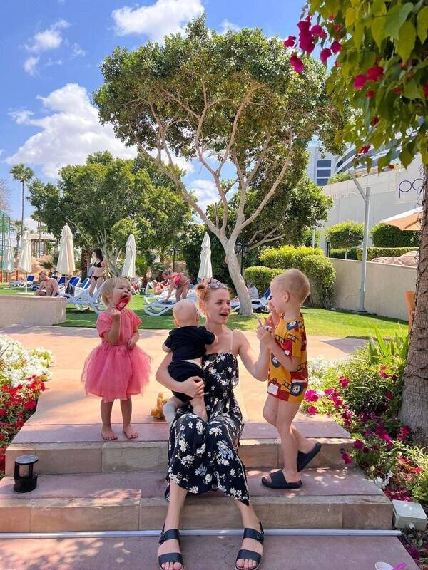 Мэрилин Керро с детьми