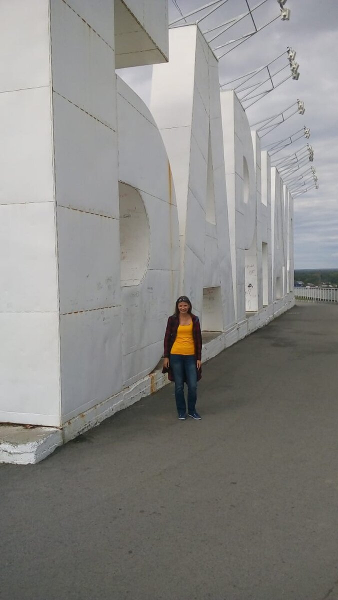 Вблизи видны небольшие следы ржавчины и швы металлического каркаса