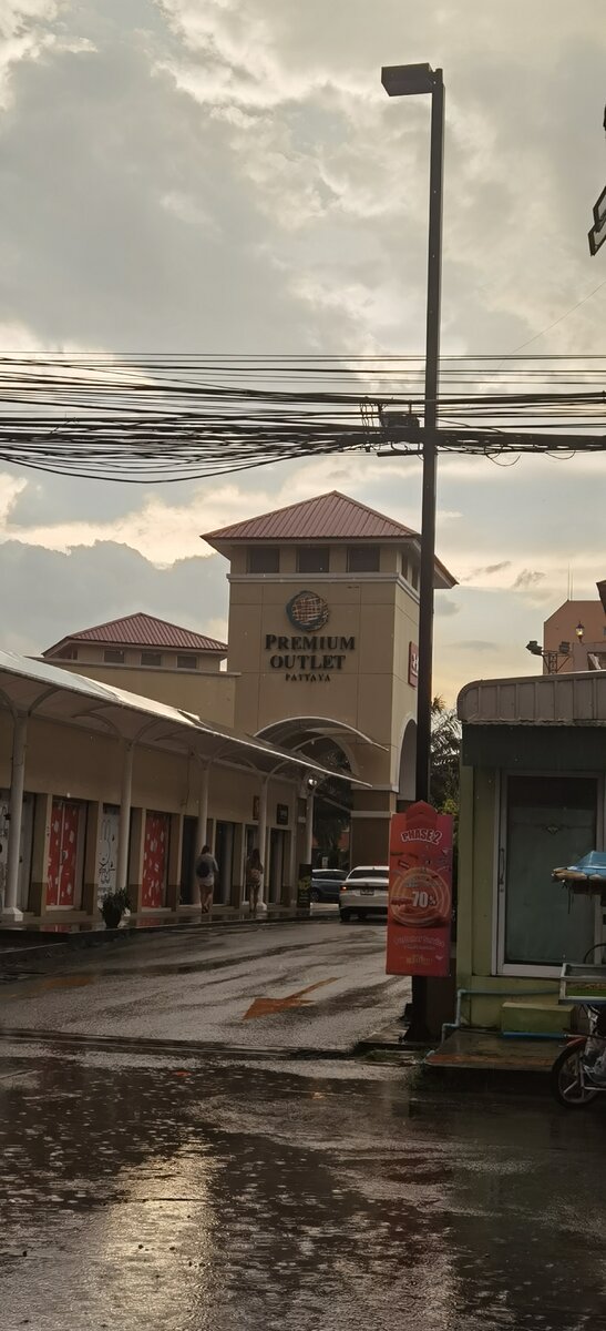 Вот вы вышли из аутлета и пошли по направлению к Тепразиту, не переходя.