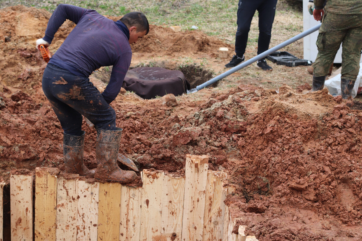 Монтаж опалубки и колодца