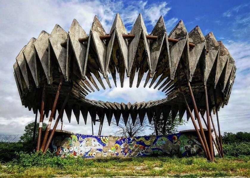 Летающая тарелка на въезде в Пицунду