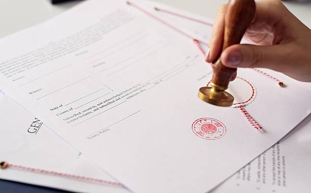 Нотариус – это специалист, который имеет специальное право заверять и удостоверять различные правовые документы.