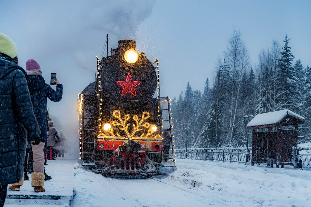 Ретропоезд "Рускеальский экспресс". Источник фото: https://xn--80akjfhoqm2h2a.xn--p1ai/ekskursii-iz-petrozavodska/zima/ruskeala/