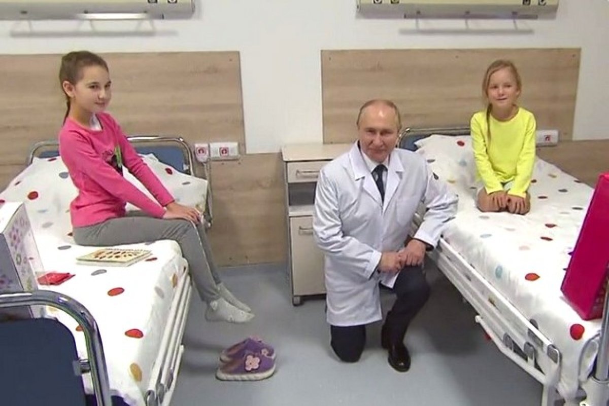    Путин встал на колено для фото с пациентками центра имени Димы Рогачева